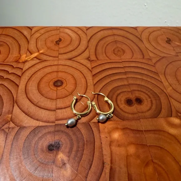 gorjana Perla Cultured Pearl Huggie Hoop Earrings with Grey Pearl - bought 2021 - Picture 5 of 8